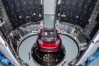 Falcon Heavy Mengangkasa, Bagaimana Nasib Dua 'Awaknya'? 