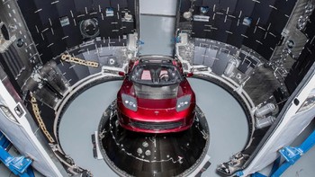 Pada ujicoba tahun lalu, Falcon Heavy membawa mobil Tesla Roadster yang dilepaskan ke angkasa. Saat ini, mobil itu masih menjelajah antariksa. Foto: Reuters