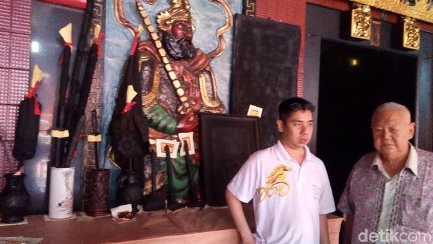 Jelang Imlek, Pusaka Kuno di Kelenteng Jepara Ini Dibersihkan