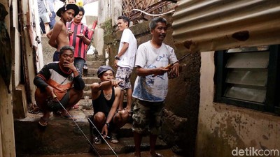 Banjir Surut, Warga Malah Asyik Mancing dan Bersihkan Lumpur