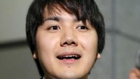 Meskipun bukan dari kalangan bangsawan, Komuro dikenal sebagai pangeran laut karena pernah menjadi bintang iklan promosi wisata pantai di Jepang. Komuro pernah bekerja di bank dan kini bekerja di kantor pengacara (Foto: AFP PHOTO / POOL / Shizuo Kambayashi)