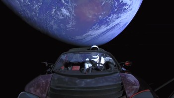 Starman dilesatkan di angkasa dalam uji coba peluncuran roket terkuat milik SpaceX, Falcon Heavy, pada bulan Februari lalu. Ia bisa saja akan terus berkeliling di angkasa dalam waktu sangat lama. Foto: YouTube