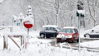 Mobil-mobil melaju di tengah salju tebal yang ada di kawasan Bois de Vincennes, Paris. Di beberapa wilayah, ratusan orang terjebak di jalanan licin yang tertutup salju. Beberapa bahkan terpaksa meninggalkan mobil mereka untuk tidur di pusat penampungan darurat pada Selasa (6/2) malam. Foto: REUTERS/Charles Platiau