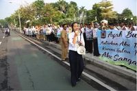 Pelajar, guru, orangtua, polisi, TNI, dan kader-kader lainnya turut memerangi kejahatan pada anak lewat kampanye peduli anak (Foto: dok. Pemkot Surabaya)