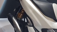 Selain itu, ada pula part aftermarket yang cocok untuk Honda PCX. Seperti jok MBtech, suspensi Ohlins, ban FDR, sandaran jok dari Shad, serta tuas rem dan aksesori dari SND Racing. Foto: Rangga Rahadiansyah