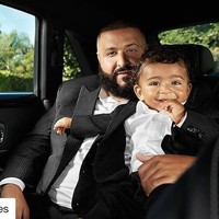 DJ Khaled adalah seorang produser, dj, sekaligus penyiar radio asal Amerika Serikat. Pria yang sering berkolaborasi dengan penyanyi kenamaan seperti Rihanna hingga Justin Bieber itu diketahui sering memanjakan anak dengan barang-barang mewah, mulai dari baju, mainan, hingga hadiah ulang tahun. Berikut kemewahan hidup si kecil Asahd Tuck Khaled: Foto: Instagram Asahd Khaled