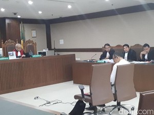 Eks Pejabat Bakamla Menangis Menyesal Terima Duit Suap