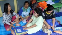 Mereka bertahan di pengungsian karena rumah mereka masih terendam banjir.