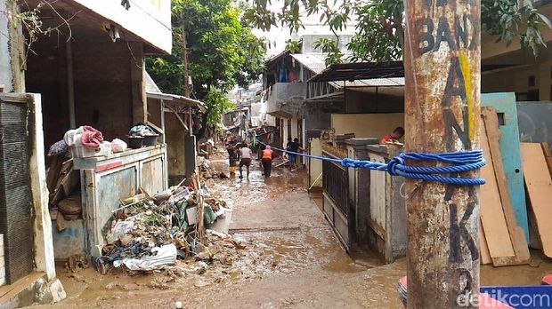 Kondisi permukiman di Pejaten Timur, Jaksel, usai banjir, Rabu (7/2/2018)