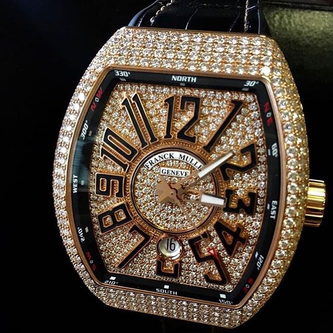 Di ulang tahun perdananya, Asahd Khaled dihadiahi jam tangan bertahta 600 berlian. Jam tangan keluaran Franck Muller tersebut diketahui seharga $100 ribu atau Rp 1,3 miliar. Foto: Instagram Asahd Khaled