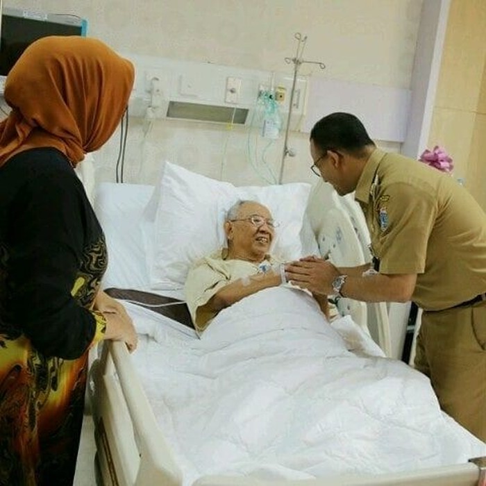 Jenguk Gus Sholah, Anies: Alhamdulillah Kondisi Beliau Membaik