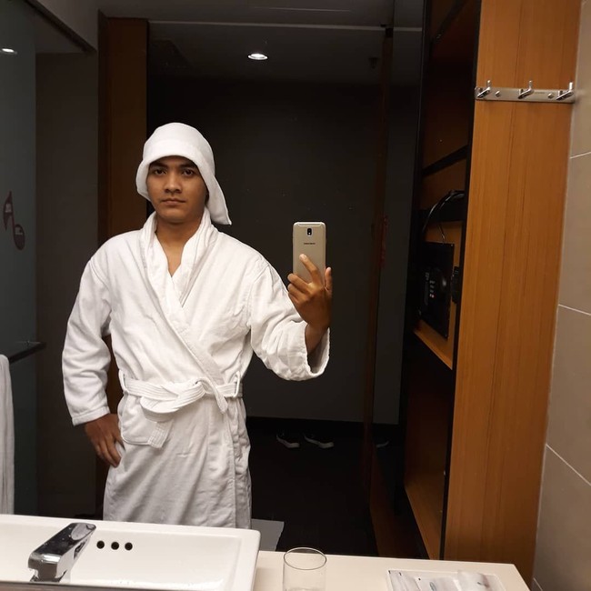 Pose lucu bathleisure dari Gilang Yoeaengja. Bukan pangeran Arab, begitu keterangan yang ditulisnya. Foto: Instagram