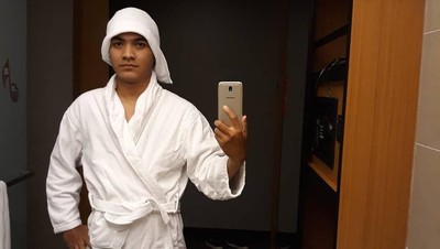 Kocak! Saat Pria Ikut Tren Kekinian Bathleisure, Foto Selfie Pakai Handuk