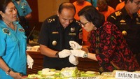 Menkeu Sri Mulyani mengetes kualitas sabu dan ekstasi yang disita oleh BNN bersama Bea-Cukai. Namun tesnya bukan dipakai, melainkan dites uji lab.