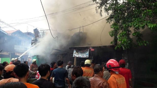 Asap masih membumbung di lokasi