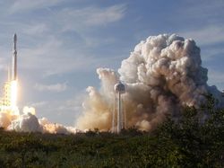 Detik-detik Menegangkan Roket Terkuat Sejagat Mengangkasa