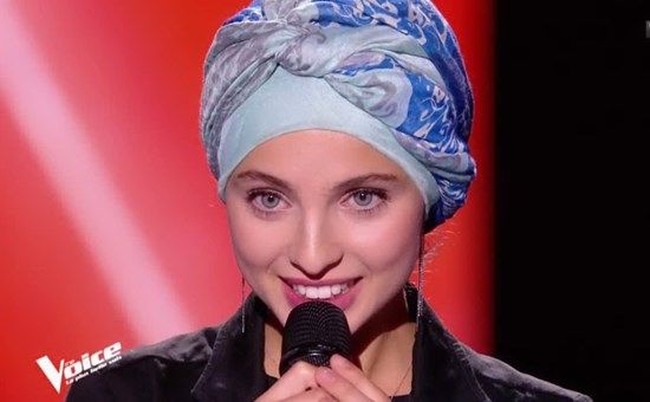 Mennel Ibtissam jadi perbincangan hangat karena menyanyi lagu Haleluya di acara ajang pencarian bakat The Voice. Ia membuat juri terkejut bukan karena karena ia berhijab tapi juga karena ia menyanyikan Haleluya pakai bahasa Arab. Foto: Instagram