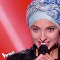 Mennel Ibtissam jadi perbincangan hangat karena menyanyi lagu Haleluya di acara ajang pencarian bakat The Voice. Ia membuat juri terkejut bukan karena karena ia berhijab tapi juga karena ia menyanyikan Haleluya pakai bahasa Arab. Foto: Instagram