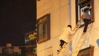 Dilaporkan ada 3 orang terjebak di dalam bangunan gedung. Tampak petugas tengah mengevakuasi penghuni Hotel Marshal di Hualien. (Foto: AFP PHOTO / Paul Yang)