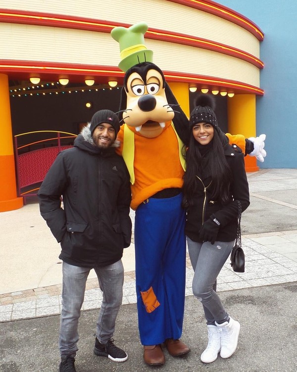Saat masih berseragam PSG, keliling Paris sudah menjadi keseharian Lucas dan Larissa. Mereka pun asyik berfoto dengan tokoh kartun goofy di Disneyland, Paris. (Instagram/Larissa Saad) Saat masih berseragam PSG, keliling Paris sudah menjadi keseharian Lucas dan Larissa. Mereka pun asyik berfoto dengan tokoh kartun goofy di Disneyland, Paris. (Instagram/Larissa Saad)