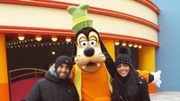 Saat masih berseragam PSG, keliling Paris sudah menjadi keseharian Lucas dan Larissa. Mereka pun asyik berfoto dengan tokoh kartun goofy di Disneyland, Paris.  (Instagram/Larissa Saad)
