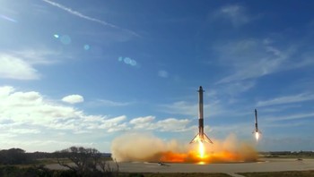 Falcon Heavy sangat canggih karena mesin pendorongnya dapat kembali ke Bumi dan bisa digunakan kembali. Hebat, Elon Musk! Foto: Reuters