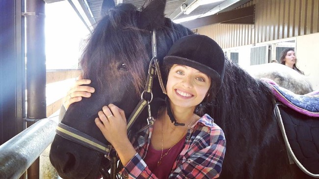 Melalui Facebook-nya, Mennel menjawab bahwa ia lahir di Prancis dan mencintai tanah airnya itu. Ia pun mengutuk keras terorisme. Lagu Haleluya yang ia lantunkan merupakan bukti bahwa dirinya memiliki toleransi dan cinta. Foto: Instagram