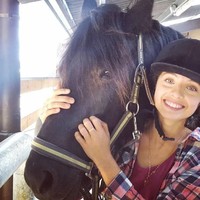 Melalui Facebook-nya, Mennel menjawab bahwa ia lahir di Prancis dan mencintai tanah airnya itu. Ia pun mengutuk keras terorisme. Lagu Haleluya yang ia lantunkan merupakan bukti bahwa dirinya memiliki toleransi dan cinta. Foto: Instagram