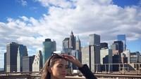 Masih di New York, ini saat dirinya di Jembatan Brooklyn (Instagram/joanasanz)