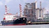 Dari depot-depot yang ada BBM disalurkan ke SPBU-SPBU yang tersebar di seluruh wilayah dengan menggunakan kereta api maupun mobil tangki. Sedangkan produk non BBM dan petrokimia, disalurkan dengan menggunakan kapal tanker dan sebagian lagi melalui jalur transportasi darat.