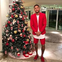 Berpose di sebelah pohon Natal, Neymar kembali memakai blazer merah. Namun kali ini padanannya adalah sepatu loafers merah berbahan suede dari brand Giuseppe Zanotti seharga 565 poundsterling atau sekitar Rp 10 jutaan. Foto: Dok. Instagram, ist.