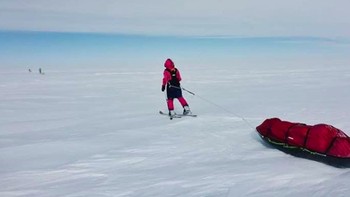 Dia ditemani ayahnya, seorang pemandu, dan kru dari National Geographic untuk merekam aksi-aksinya. Foto: Instagram