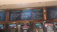 Ini sebagian menu yang bisa dipesan langsung oleh pengunjung Sydney Fish Market (Foto: Dok. Istimewa)