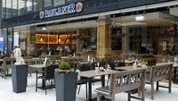 Di peringkat 11 ada Bandara Frankfurt di Jerman. Rekomendasi restoran bandara terbaiknya, adalah Paulaner in the Squaire. Ini salah satu tempat terbaik untuk menjajal kuliner khas Jerman di bandara (Paulaner in the Squaire)