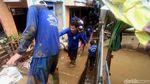 Semangat Petugas yang Tak Kenal Lelah Bersihkan Sampah Banjir