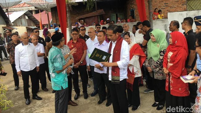 Dibilang Ngibul oleh Amien Rais, Ini Alasan Jokowi Bagi-bagi Sertifikat Tanah