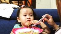 Duh, jidatnya Kala sampai benjol loh karena ngambek minta mie goreng. Lucu, ya! Foto: Istimewa