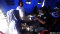Tenda darurat juga dilengkapi dengan tim medis yang akan membantu warga.