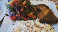 Masih di Turki, mereka juga mencoba makanan tradisonalnya. Kali ini seporsi nasi dengan ayam dan sayuran seperti salad. Foto: Instagram