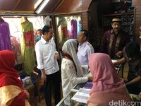 Presiden Jokowi dan Ibu Negara Iriana Jokowi saat membeli kain songket silungkang di Solok Sumbar, Kamis (8/2/2018)