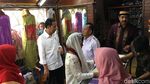 Momen Jokowi-Iriana Mampir ke Toko dan Belanja Songket Silungkang