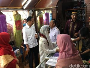 Video Jokowi-Iriana Berburu Songket Khas Minang