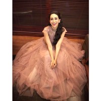 Dikenal sebagai salah satu aktris India dengan bayaran tertinggi, Karishma Kapoor memesona di usia 43 tahun. Ibu dua anak yang masih terlihat cantik dan awet muda ini kerap kali melakukan yoga untuk menjaga kesehatan kulitnya. Foto: Instagram