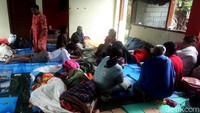 Warga yang terkena dampak banjir masih bertahan di tenda darurat tersebut.