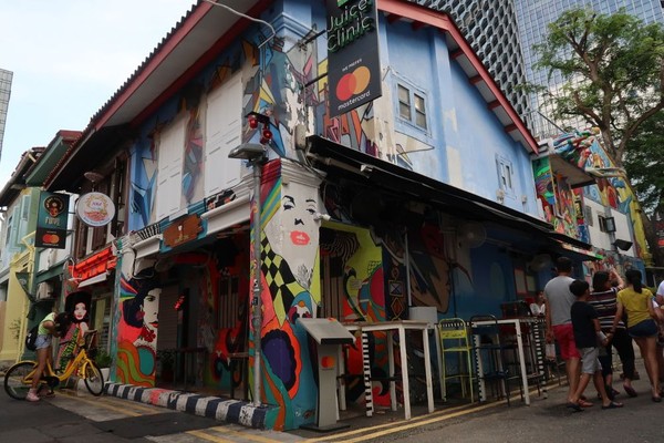 Di sekitar kawasan Kampong Glam tak hanya gerai-gerai Timur Tengah. Ada pula kawasan Haji Lane yang cantik dengan mural. (Bonauli/detikTravel) Di sekitar kawasan Kampong Glam tak hanya gerai-gerai Timur Tengah. Ada pula kawasan Haji Lane yang cantik dengan mural. (Bonauli/detikTravel)