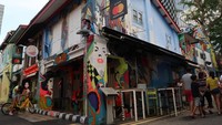 Di sekitar kawasan Kampong Glam tak hanya gerai-gerai Timur Tengah. Ada pula kawasan Haji Lane yang cantik dengan mural. (Bonauli/detikTravel)