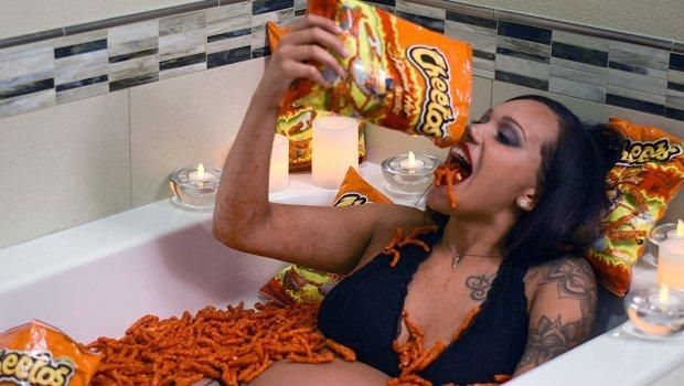 Pemotretan Kehamilan Paling Aneh, Wanita Ini Bermandi Cheetos
