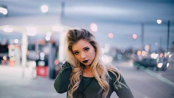 Dengan kemampuan fotografinya, ia harus bisa menciptakan sebuah foto dengan lokasi kurang ok menjadi foto yang bagus sekali. (Foto: Kelsey Maggart)