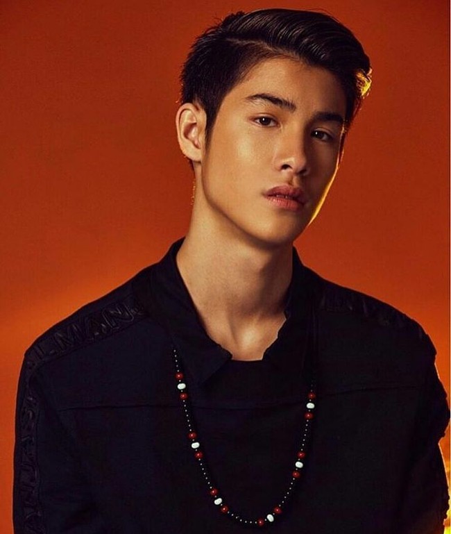 Ketampanan pria Asia Tenggara diwakili oleh Jinjett Wattanasin. Remaja 16 tahun tersebut merupakan anak artis terkenal Thailand yang belakangan terjun menjadi penyanyi. Foto: Instagram