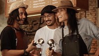 Chicco memerankan sosok barista Ben di film Filosofi Kopi. Ia bersama Rio Dewanto alias Joddy berkeliling Indonesia untuk memperkenalkan kopi tanah air. Foto: Instagram Chicco Jerikho